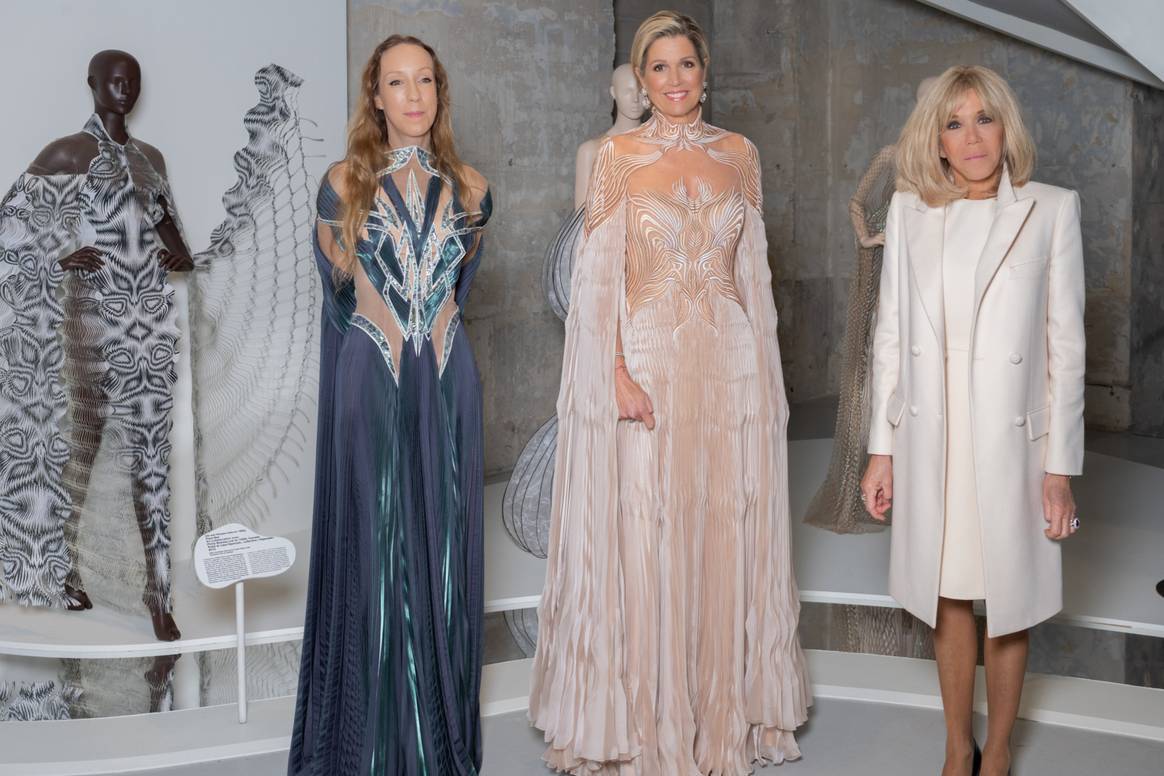 Iris van Herpen, Koningin Maxima et Brigitte Macron lors de l'inauguration de l'exposition Iris van Herpen: Sculpting the Senses.