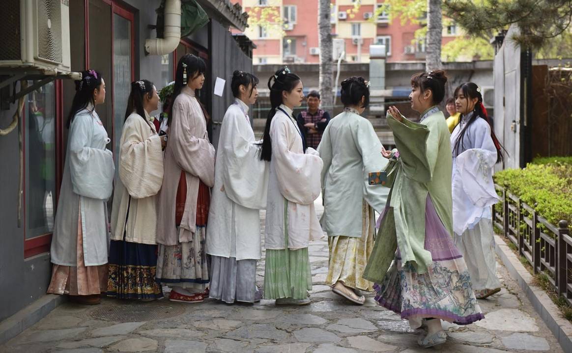 Chine : la résurgence du « hanfu », l'habit traditionnel chinois