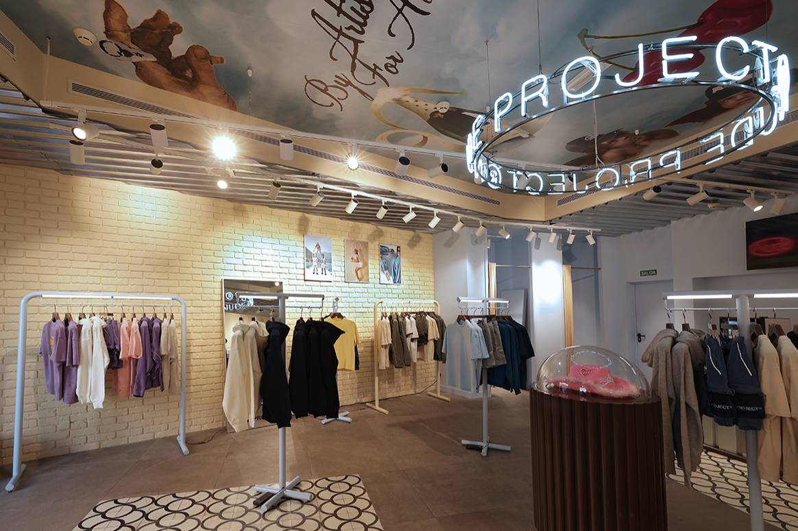 Interior de la nueva pop-up store de Nude Project en el centro comercial La Roca Village de Santa Agnès de Malanyanes, Barcelona.