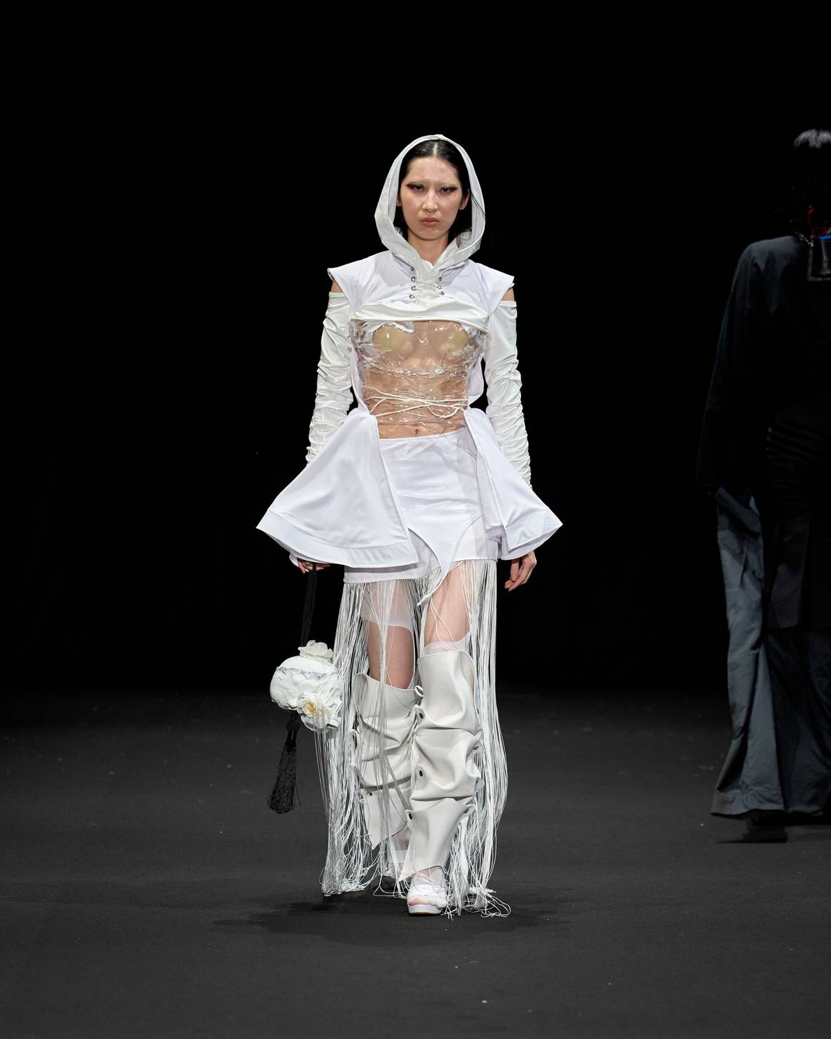 La diseñadora juega con distintos materiales dentro de un mismo look.