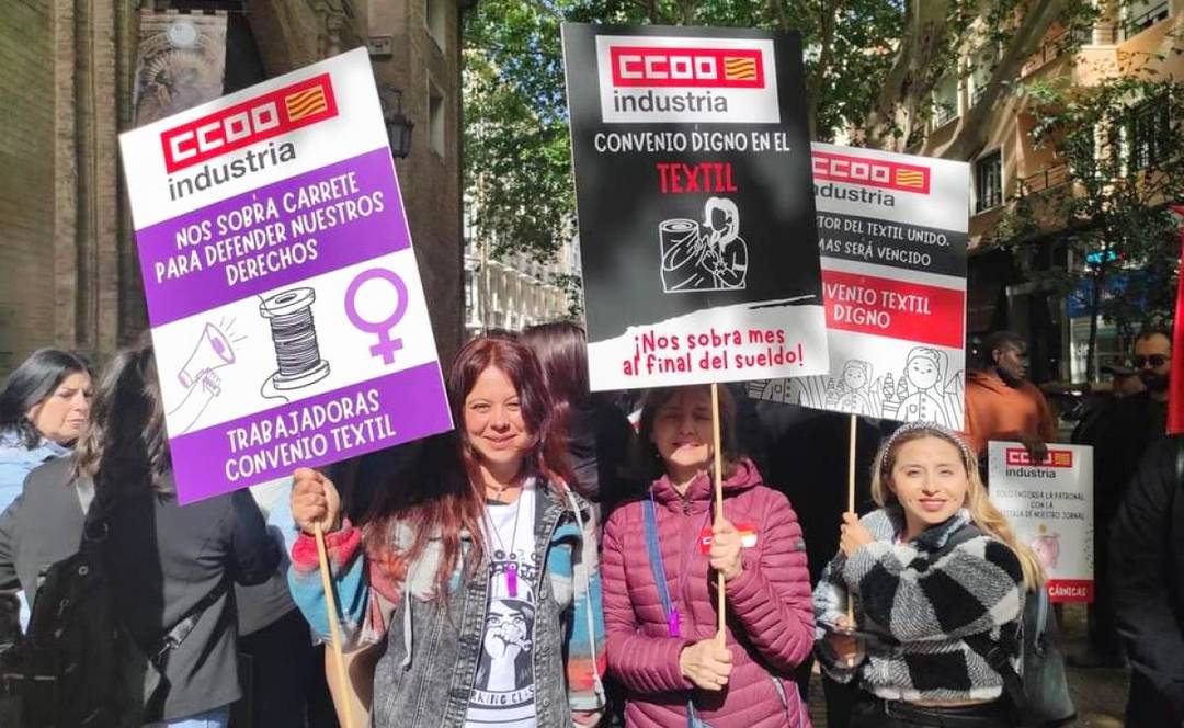 Manifestantes en defensa de un nuevo convenido para el textil durante la manifestación por el 1º de mayo de 2024.