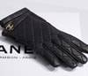 Chanel adquiere la firma de guantes Causse