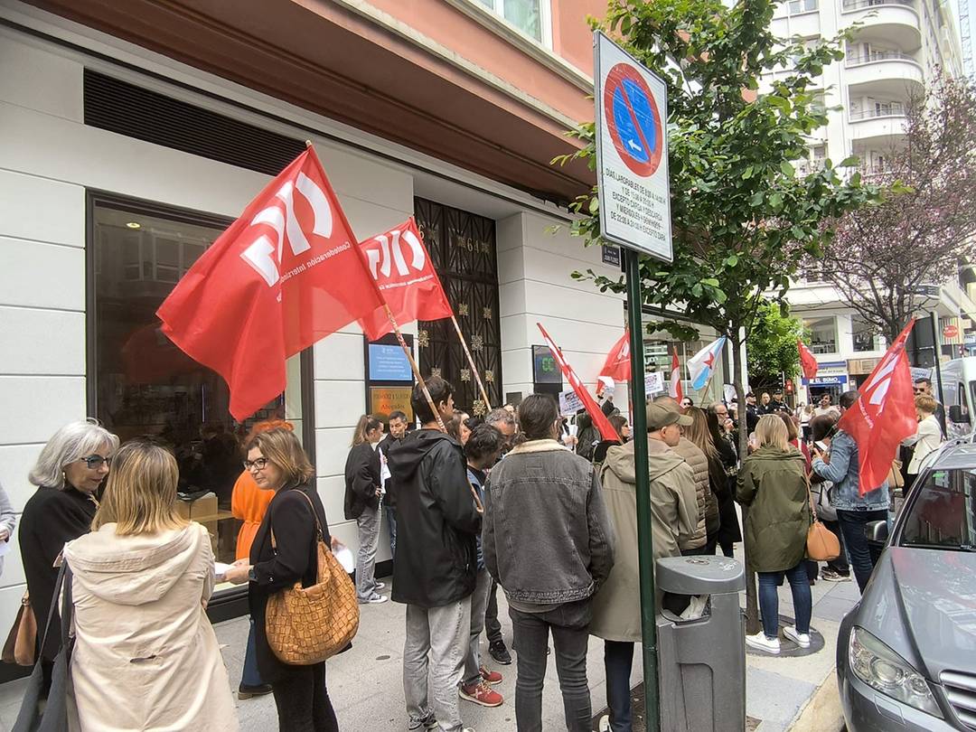 Protest der Ladenangestellten von Inditex vor dem Zara-Geschäft in der Straße Juan Flórez in La Coruña am 9. Mai 2025.