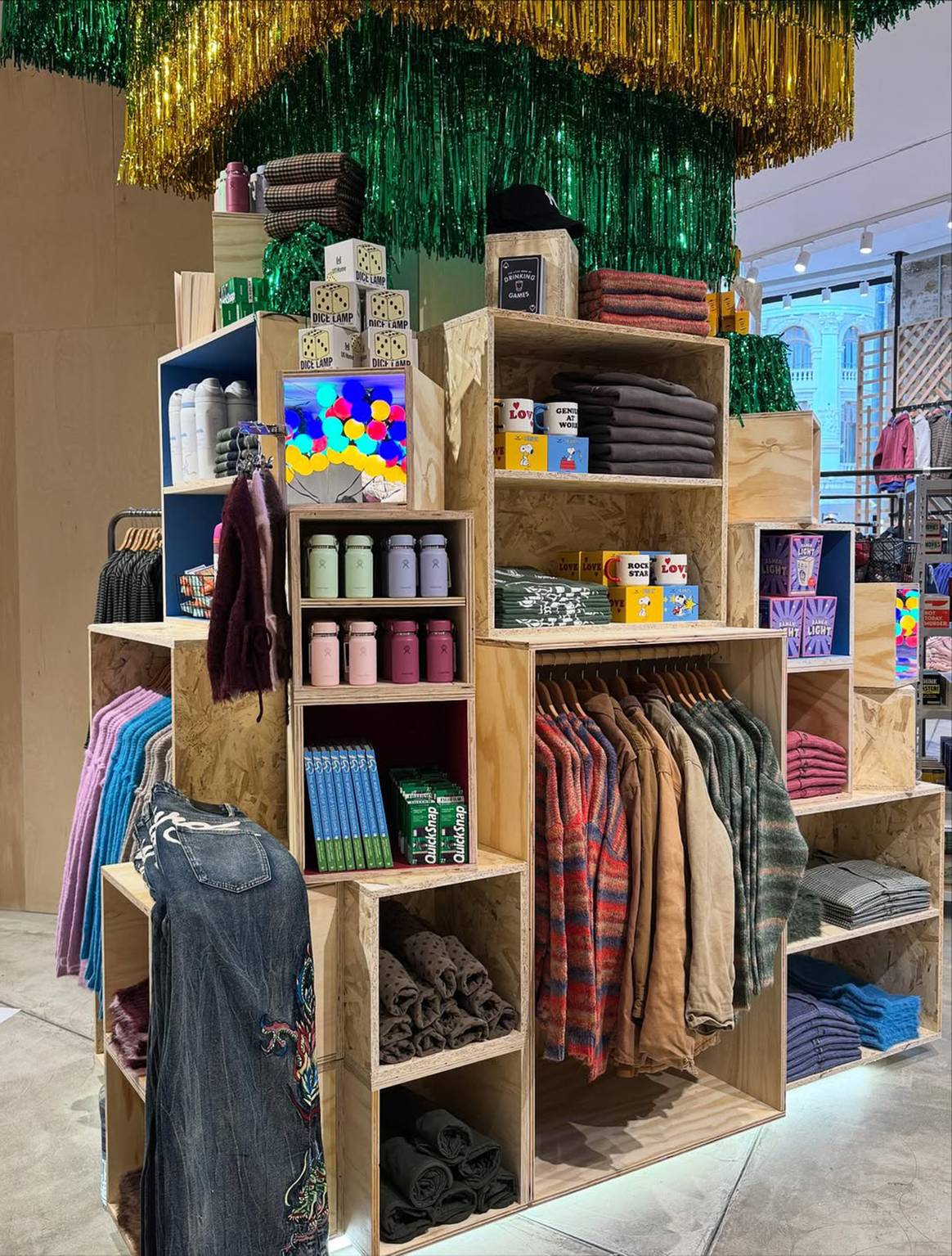 Tienda de Urban Outfitters en la plaza del Ayuntamiento de Valencia (España).