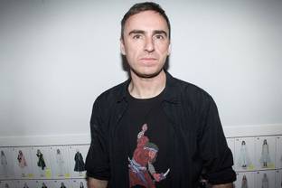 Raf Simons presentará su nueva colección en Pittti Uomo