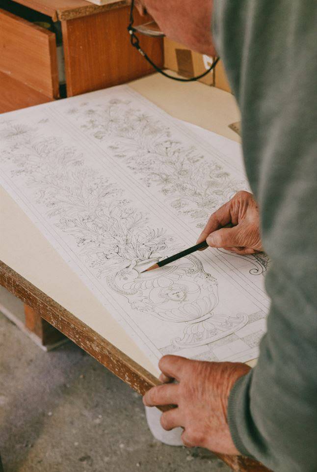 Luis Oliveira travaille sur l'Azulejos dans son atelier. Courtesy of Drôle de Monsieur