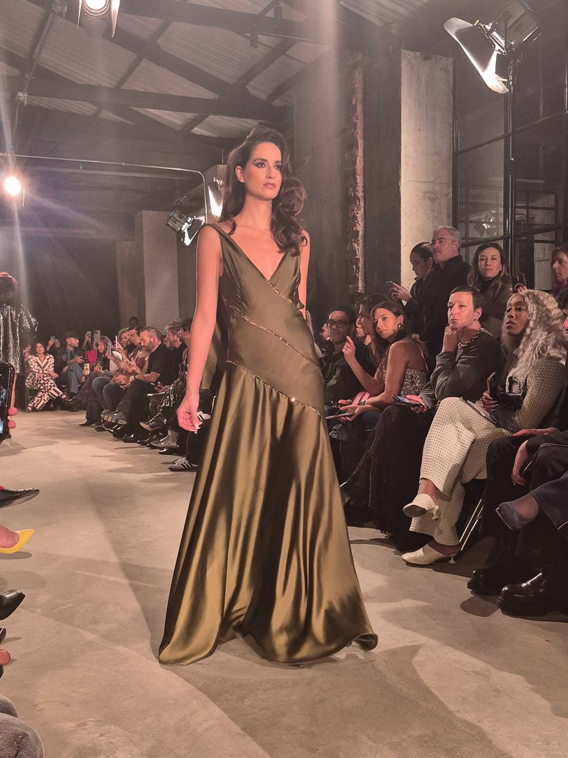 Jorge Duque inauguró la pasarela de la Bogotá Fashion Week 2025.