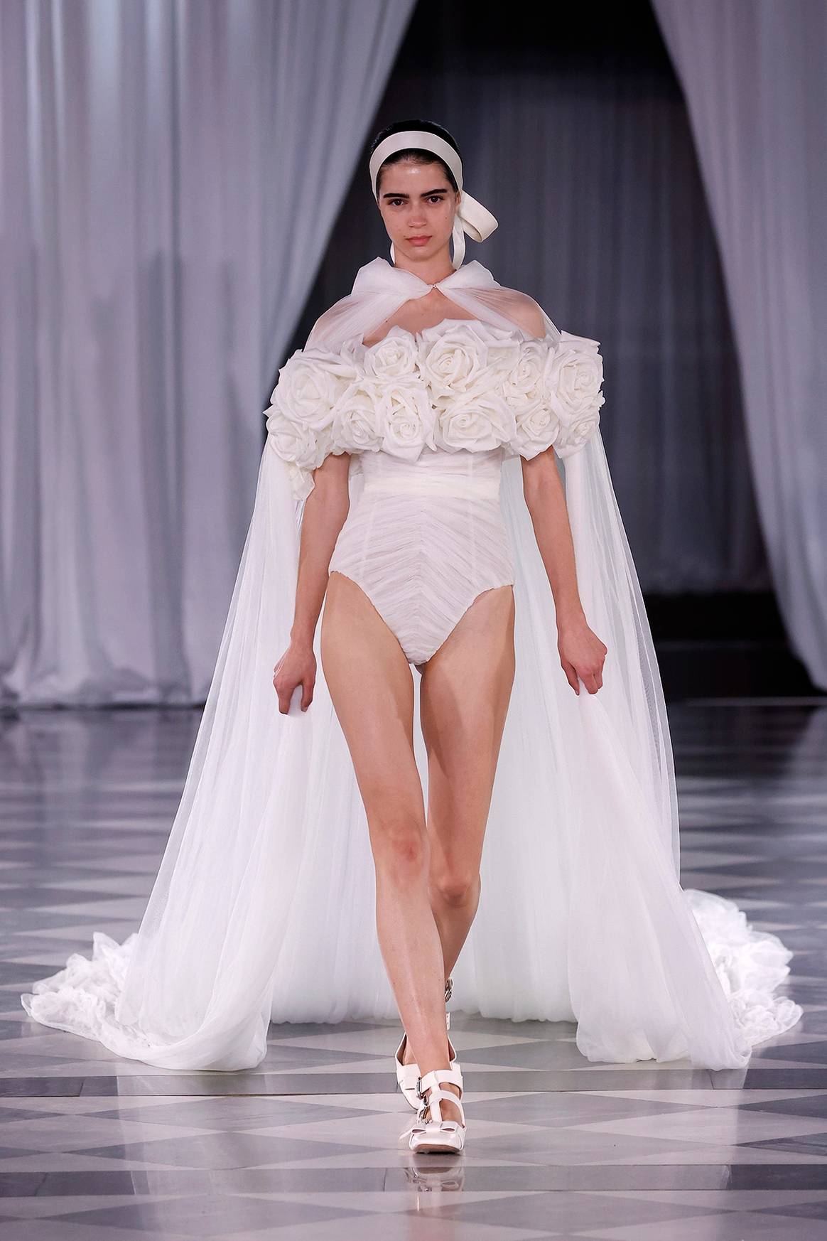 Desfile de Giambattista Valli en la “Bridal Night” de la Barcelona Bridal Fashion Week de abril de 2024.