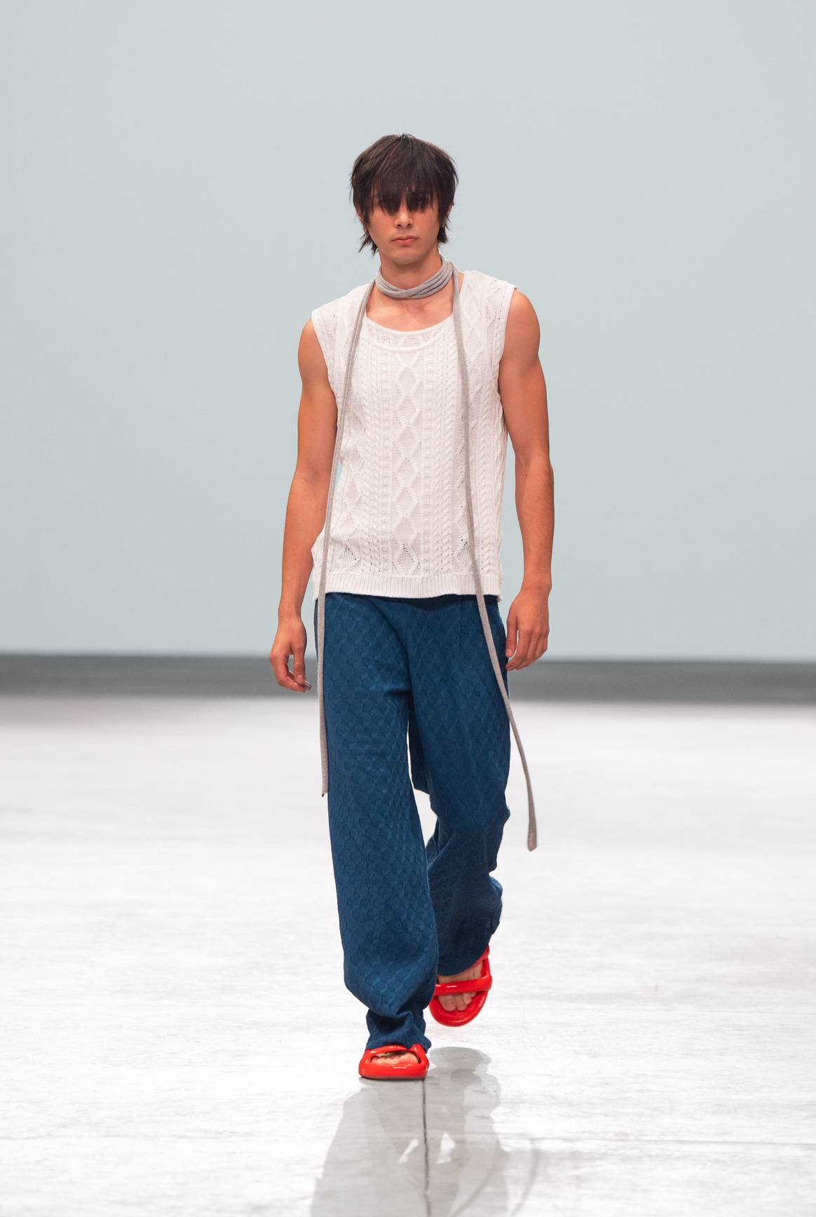 La propuesta de moda atemporal y minimalista coloca su encanto en los detalles, como el juego de los patrones.