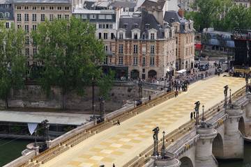 Remous au sein de la majorité d'Hidalgo autour du défilé Vuitton sur le Pont-Neuf