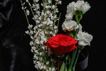 Blouson, smoking et cigarettes: l'iconique dégaine Delon