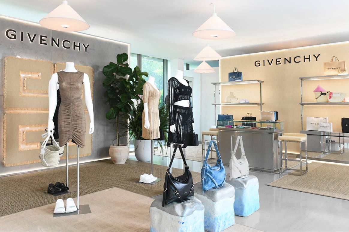 Pop-up Givenchy à la Topping Rose House située dans les Hamptons (juillet 2023).