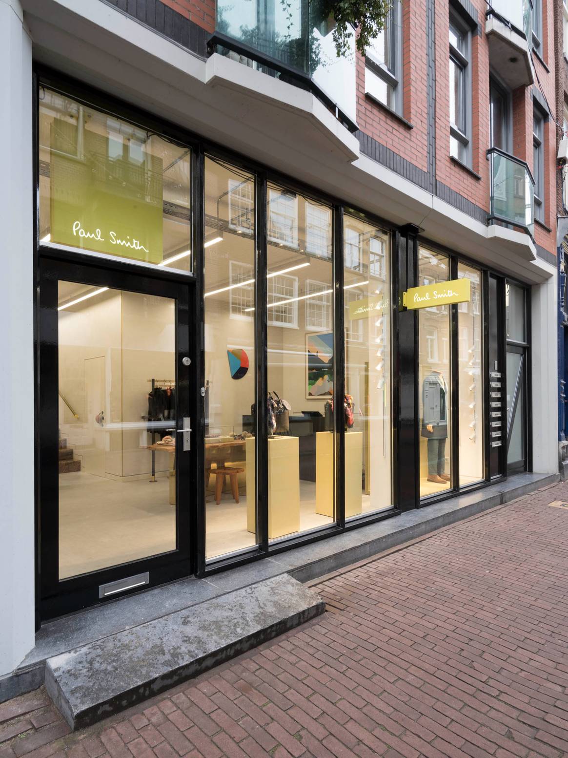 De gevel met grote glazen ramen. Beeld: Arjan Bronkhorst via Paul Smith