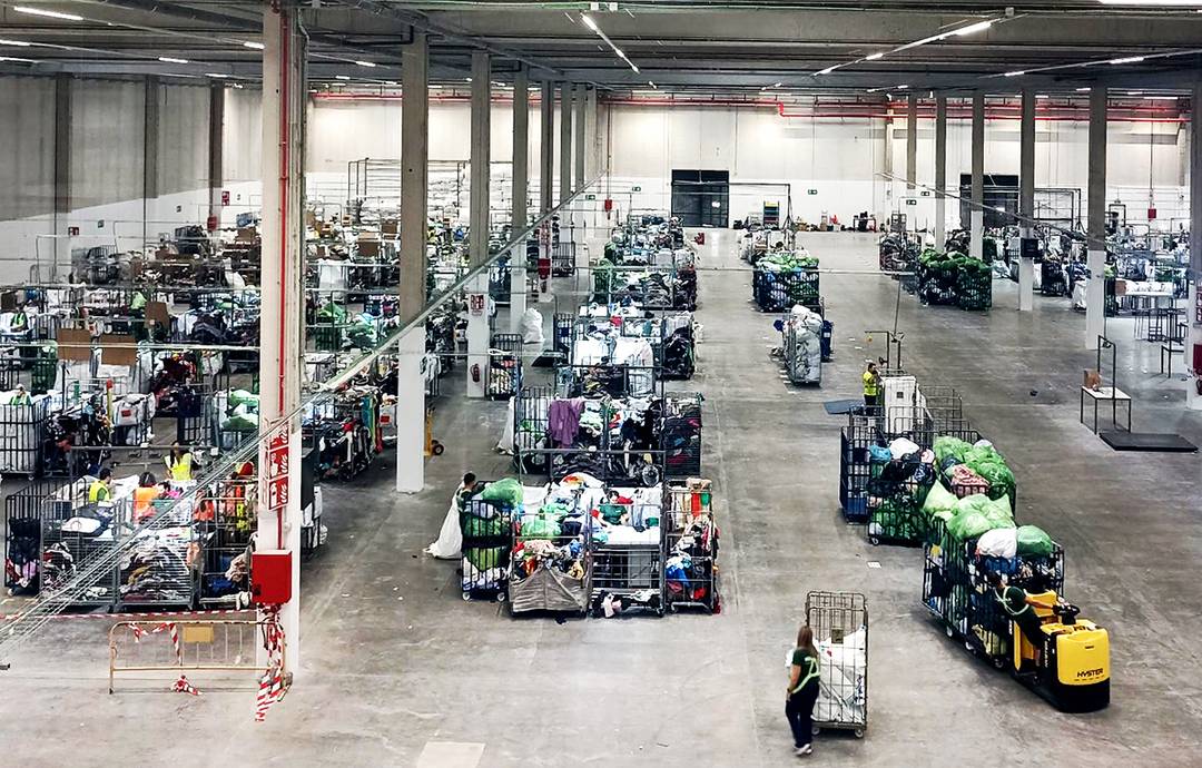 Planta de clasificación de residuos textiles de Humana en el polígono industrial Nuestra Señora de Butarque de Leganés, Madrid (España).
