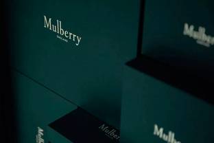 Mulberry: ingresos planos y caída en ReinoUnido