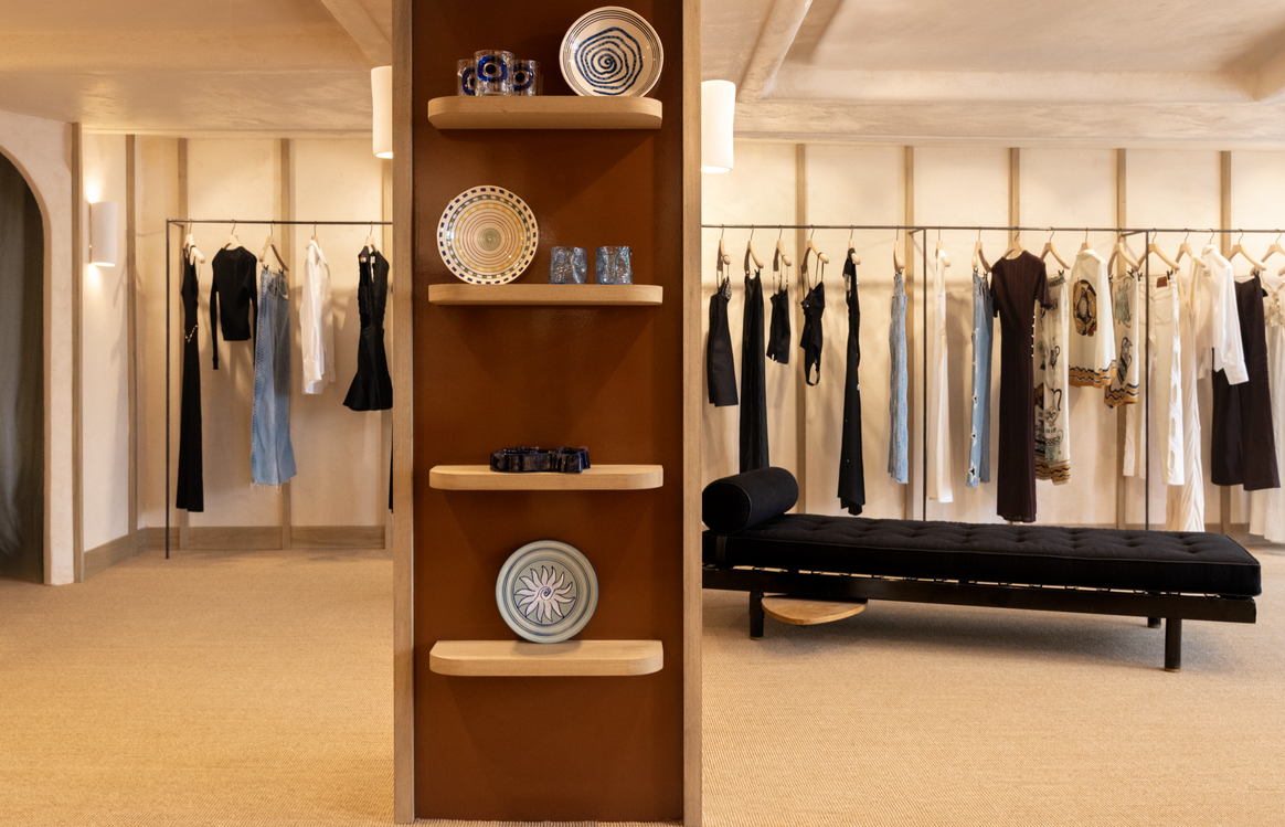 La boutique présente des collections inspirées de voyages et de souvenirs de famille des créateurs de la marque.