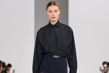 Max Mara: le giacche dalle spalle squadrate e strette definiscono la silhouette 