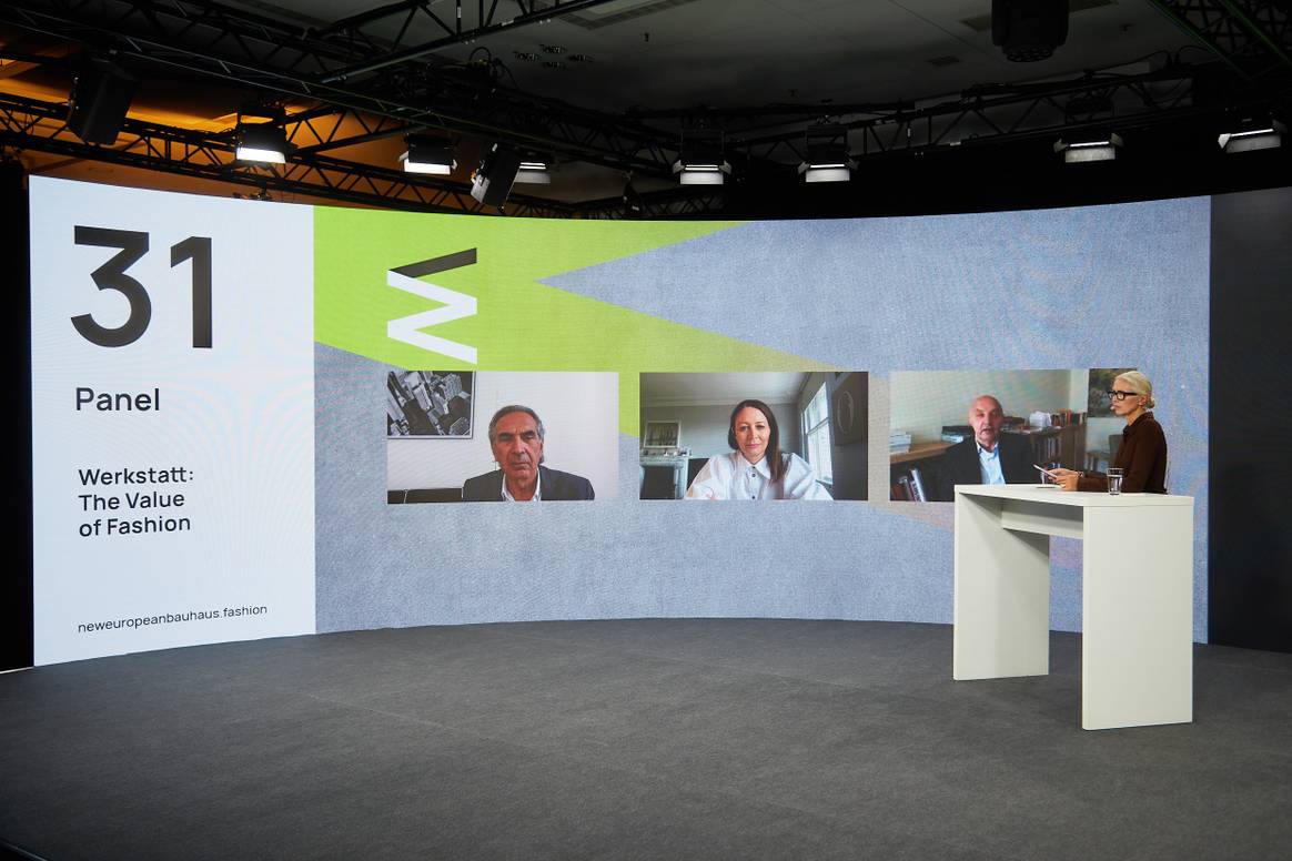 Bei der Konferenz ‘New European Bauhaus - Werkstatt der Zukunft’ vernetzen sich die europäischen Modeverbände / von links nach rechts Carlo Capasa, Caroline Rush, Pascal Morand, Christiane Arp. Bild: New European Bauhaus