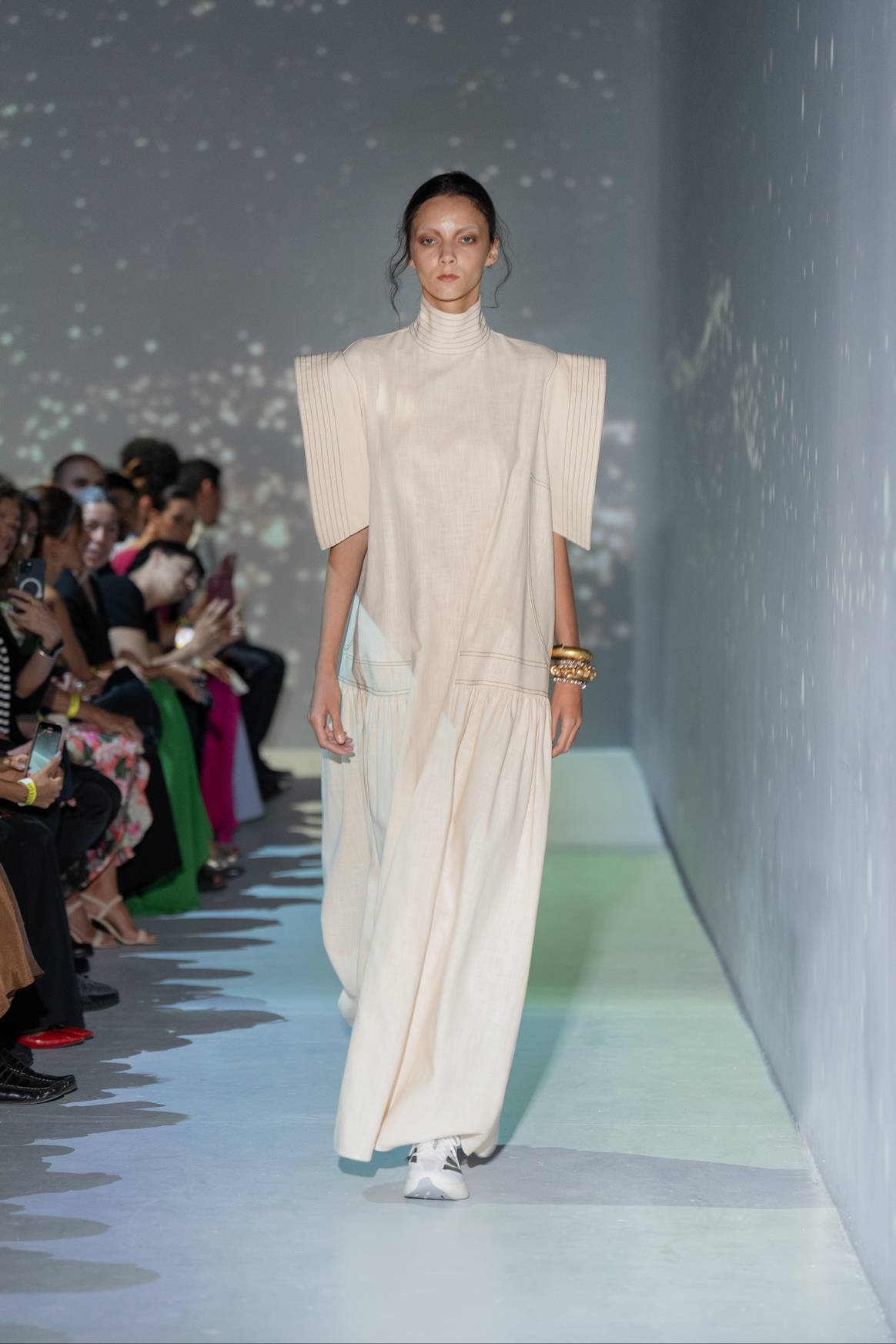 Los vestidos oversize que juegan con el corte en las siluetas y los cuellos altos no faltaron.