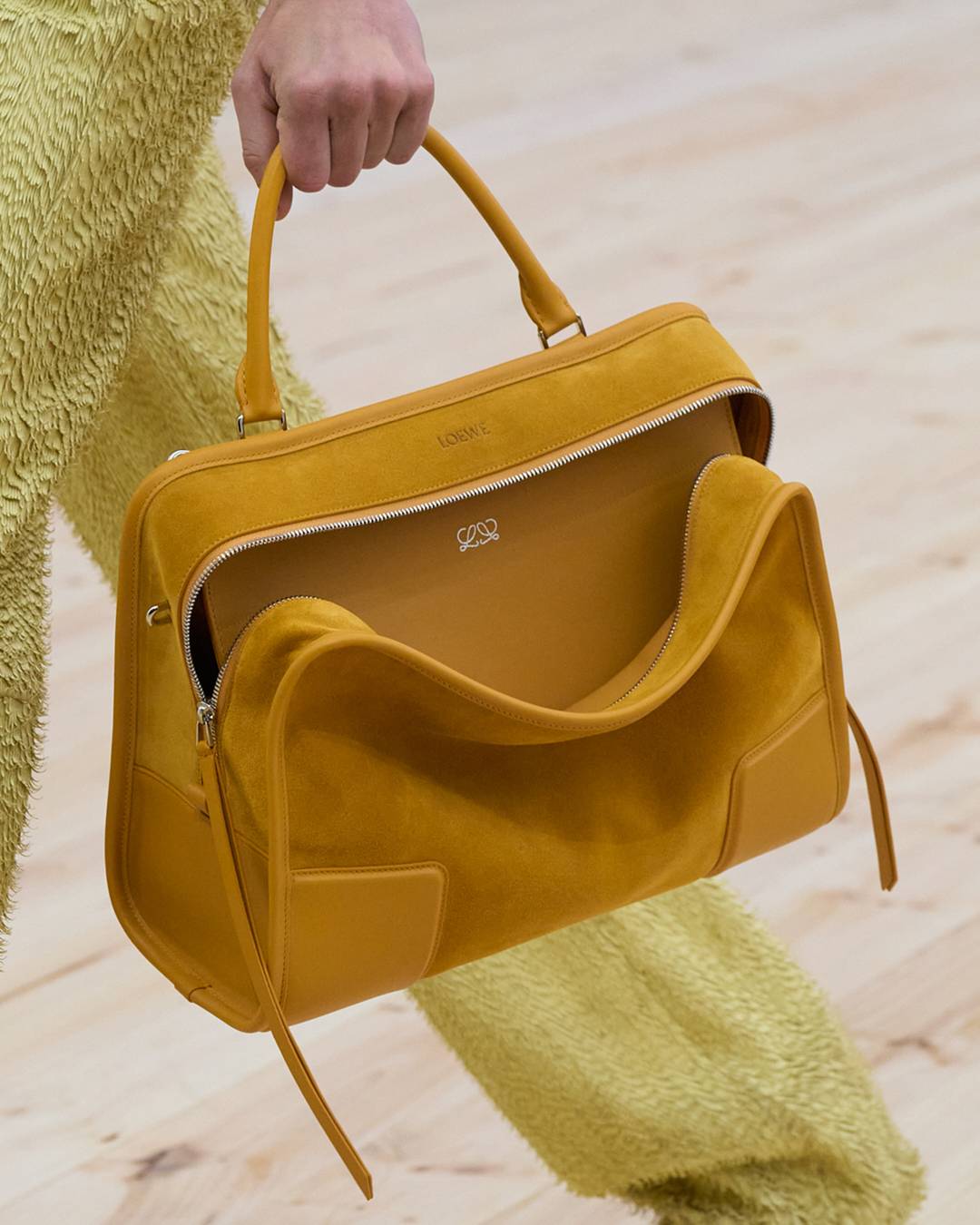 Presentación del modelo Amazona 180 durante el desfile de Loewe de la colección de mujer para Primavera/Verano 2026.