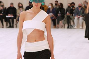 Vídeo: Desfile SS22 de Loewe en el pabellón de La Garde Républicaine
