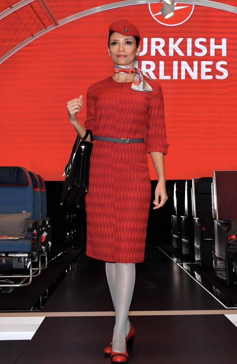Turkish Airlines presenta sus nuevos uniformes de vuelo en un aclamado desfile durante la feria de turismo ITB Berlín