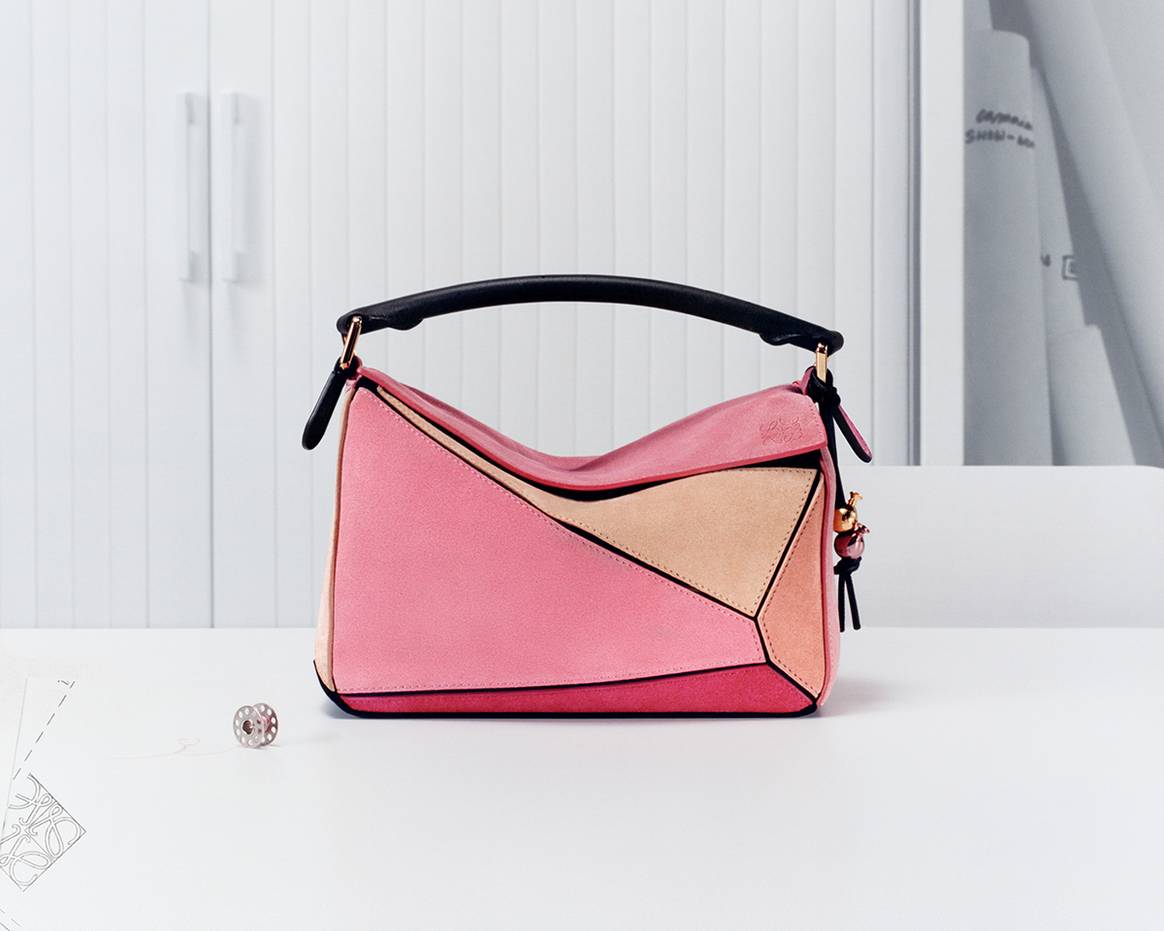 Modelo de la colección cápsula de aniversario “Puzzle 10” de Loewe por los 10 años del lanzamiento del bolso Puzzle.