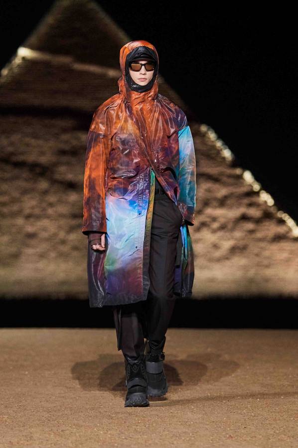 Sci-fi looks inspiratie. Dior Homme Pre Fall 2023 via Catwalkpictures.com
