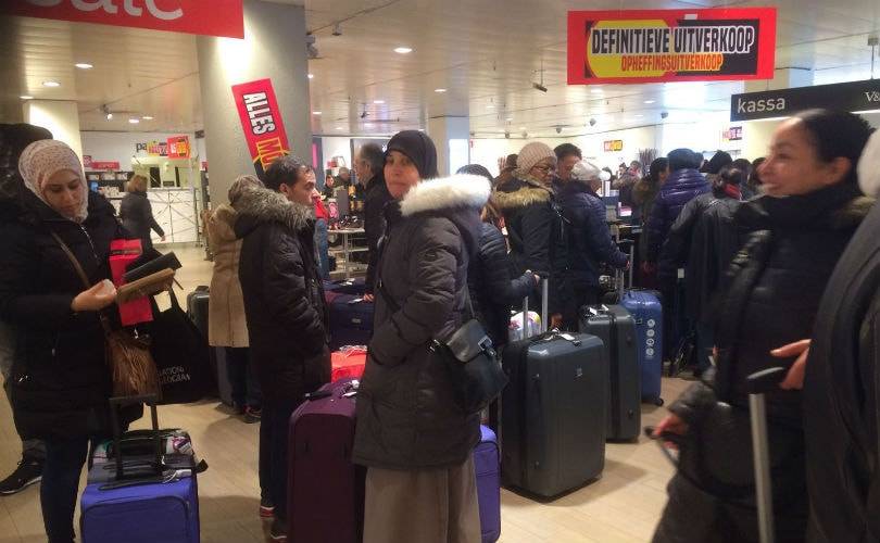 Kijken: dringen bij V&D op de Kalverstraat