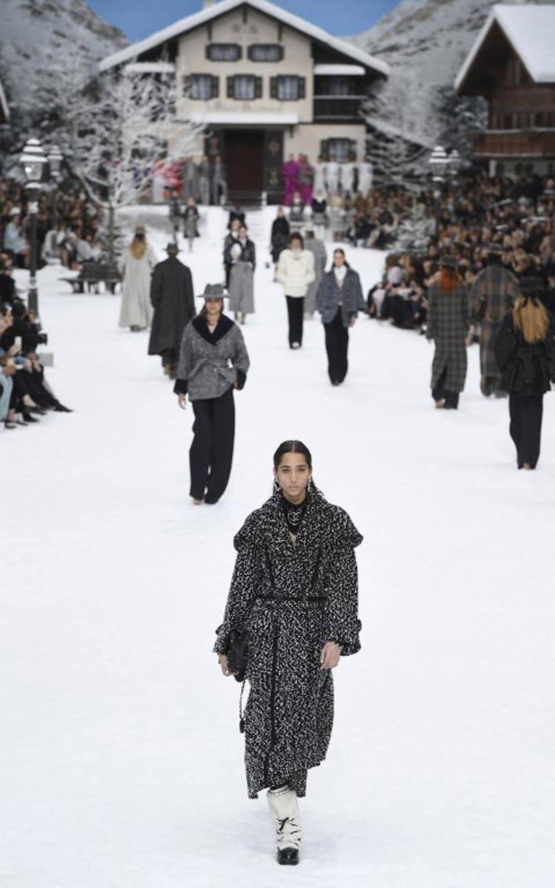 Minuut stilte bij laatste Chanel show van Karl Lagerfeld’s hand