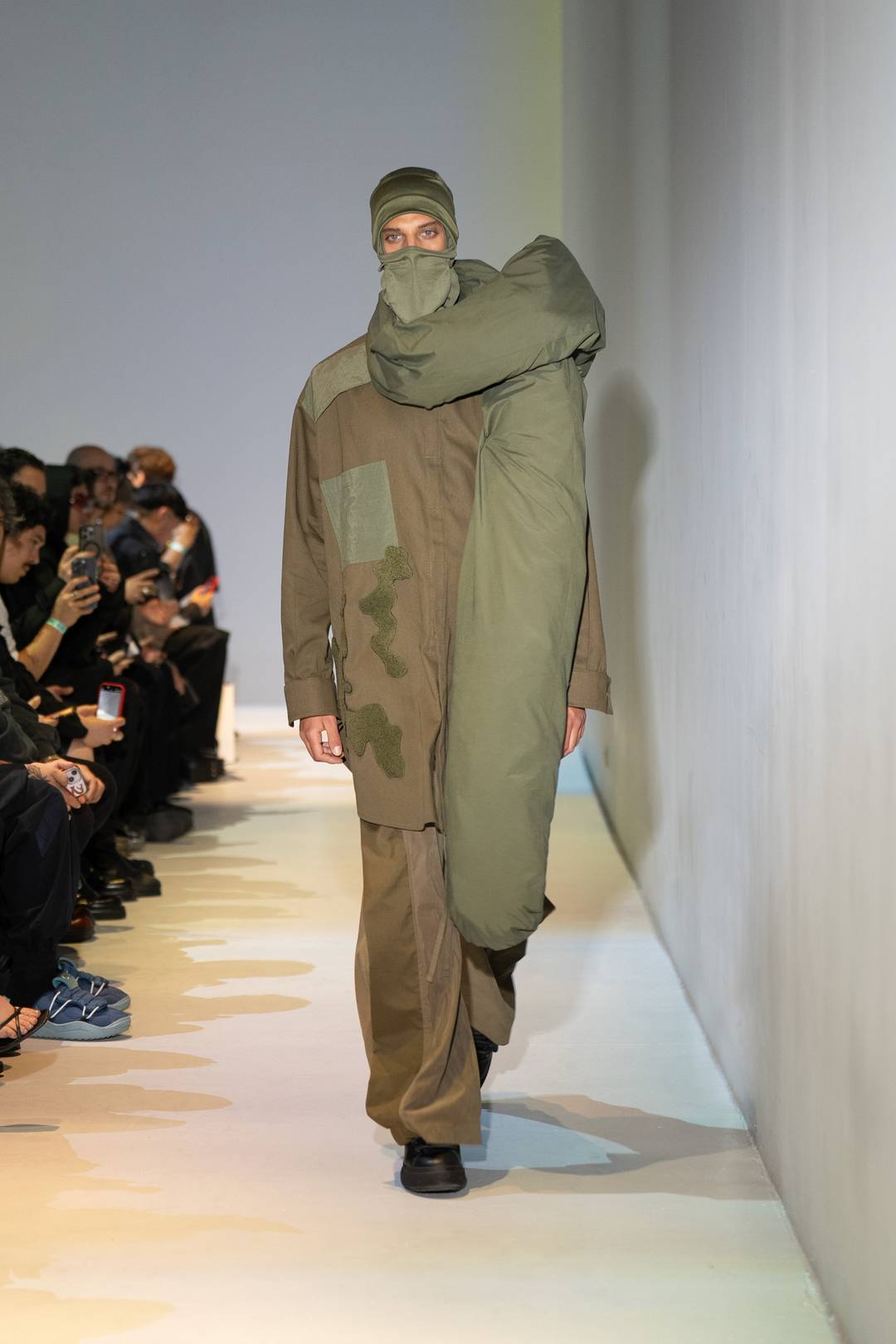 Texturas tipo puffer incluso en accesorios, como esta bufanda.