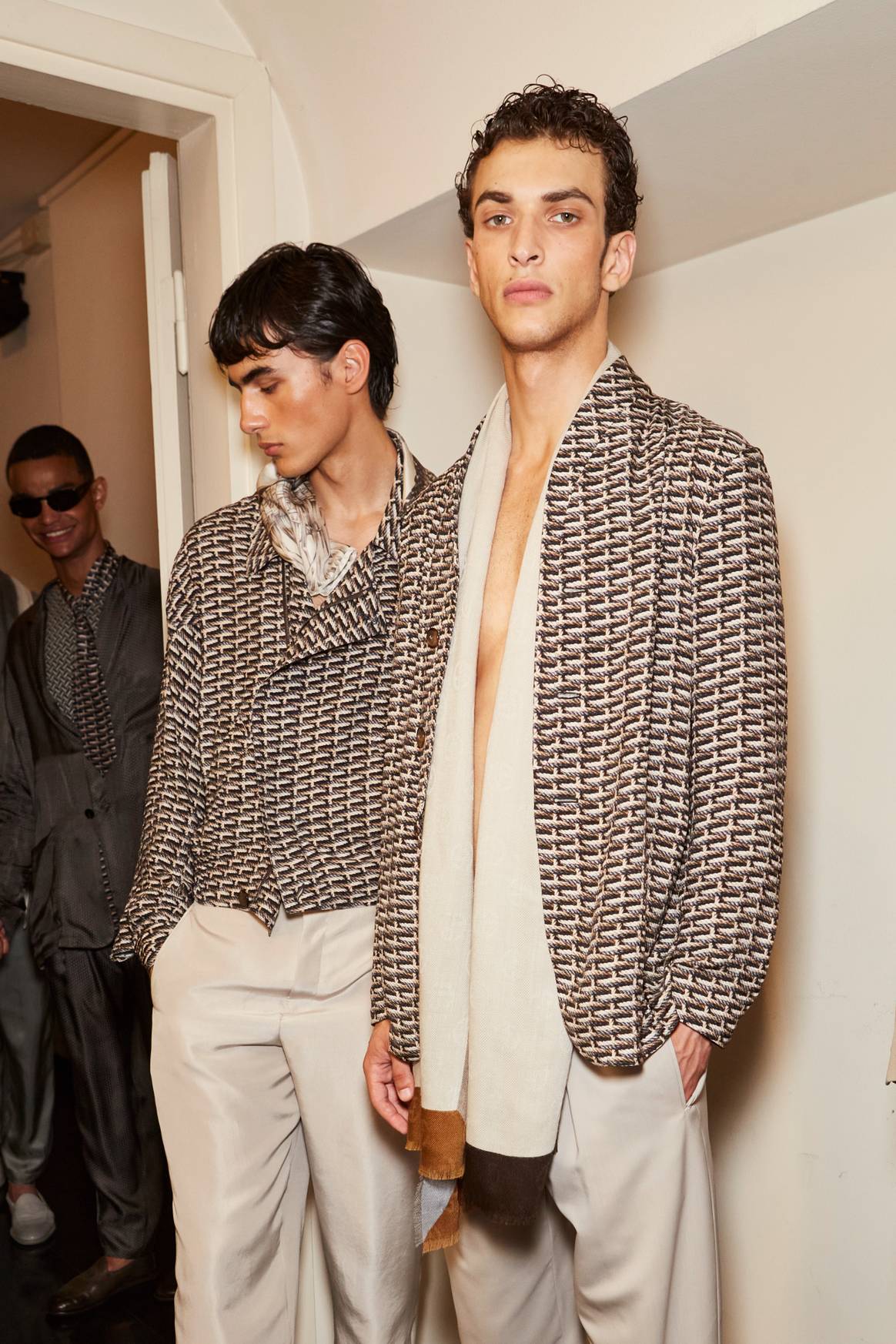 Imagen del backstage de la presentación de la colección SS24 de Giorgio Armani en la Semana de la Moda Masculina de Milán, por cortesía de Launchmetrics Spotlight