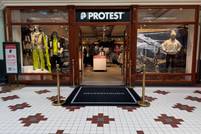 Protest eröffnet zwei neue Outlet-Stores
