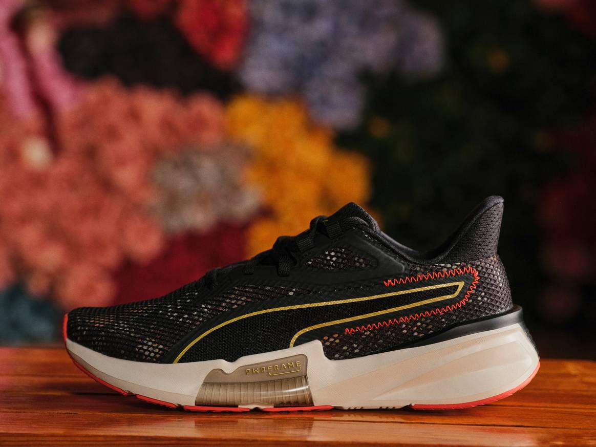 Tenis con detalles en tonos saturados