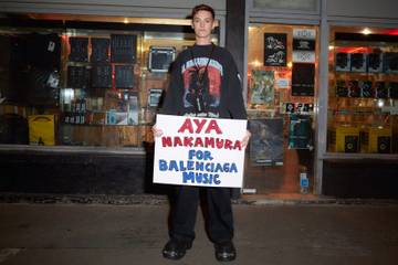 Balenciaga lanza una colección de “merchandising” inspirada en Aya Nakamura