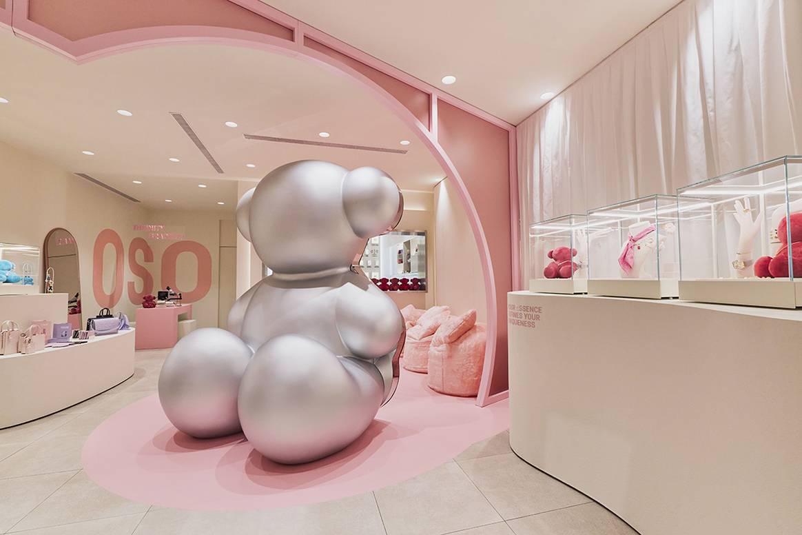 Pop-up “Oso” de Tous instalada en su tienda del número 66 de la Rambla de Cataluña de Barcelona (España).