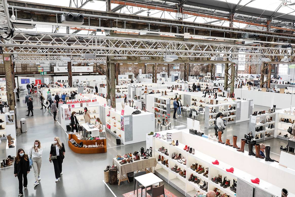 Photo Credits: Interior de la feria Shoes Düsseldorf durante su anterior edición de marzo de 2022. Shoes Düsseldorf, fotografía de archivo.