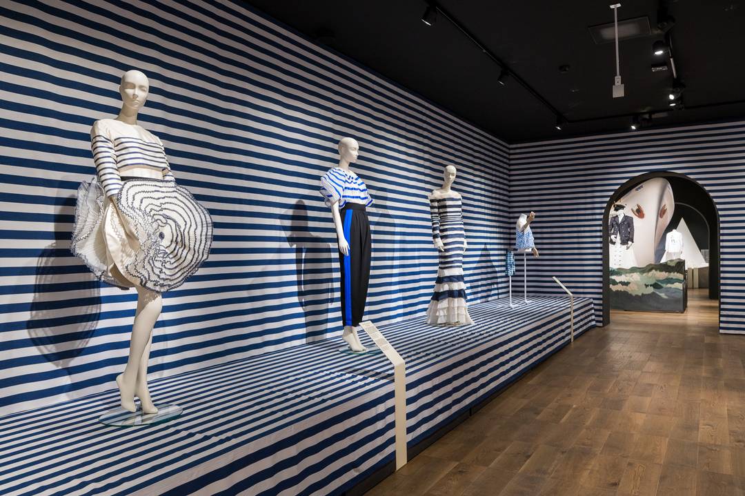 De zaal gefocust op de marinière (gestreepte trui).