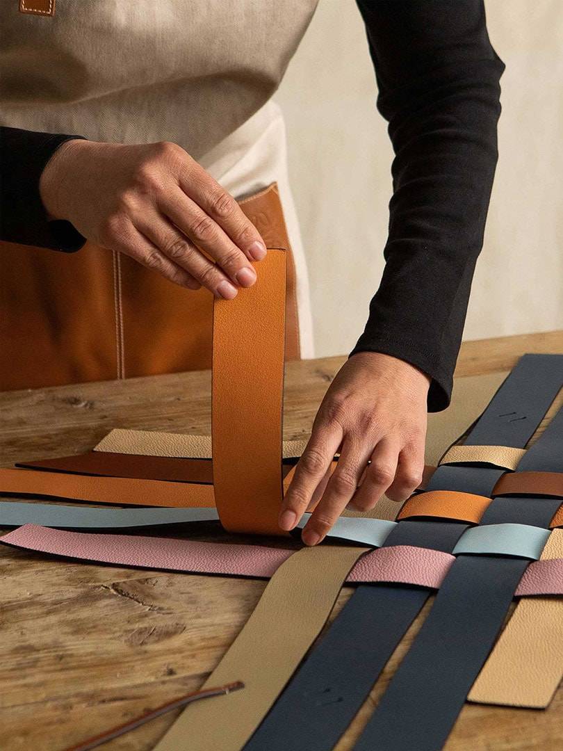 Loewe crea una línea de bolsos “upcycling” hecha a partir de sobrantes