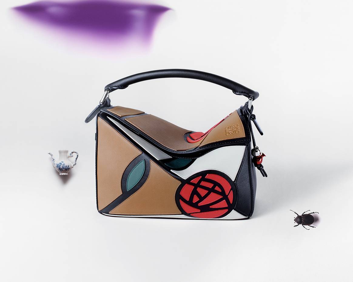 Modelo de la colección cápsula de aniversario “Puzzle 10” de Loewe por los 10 años del lanzamiento del bolso Puzzle.