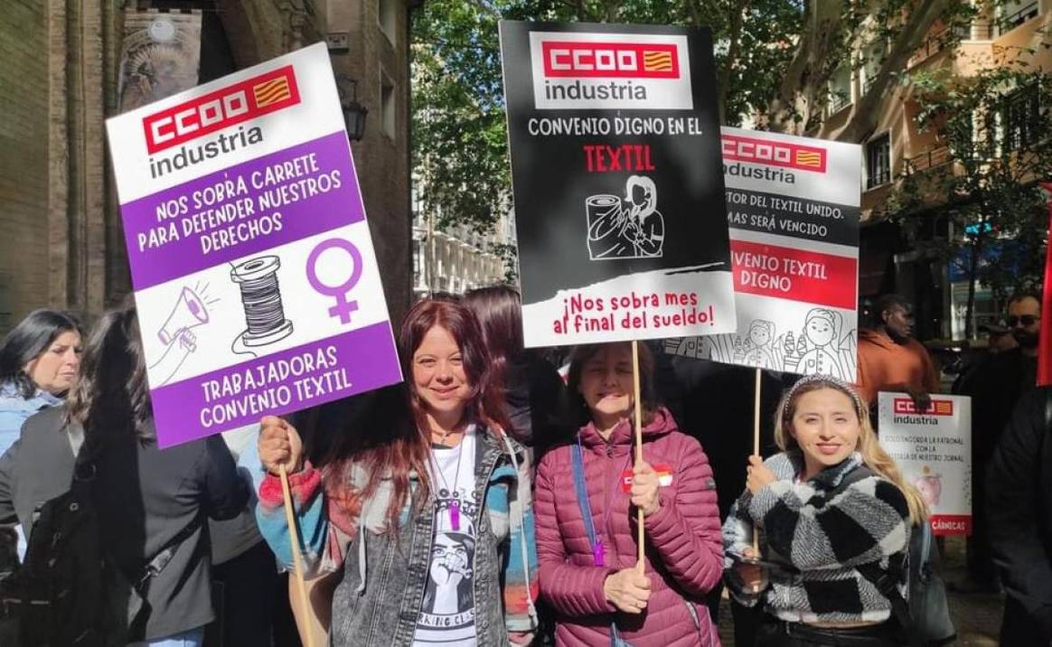 Trabajadoras de la industria textil y de la confección durante las movilizaciones convocadas por CCOO con motivo de las celebraciones del 1º de mayo de 2024.