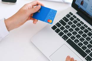 Umfrage: Auch beim Online-Shoppen wird gespart