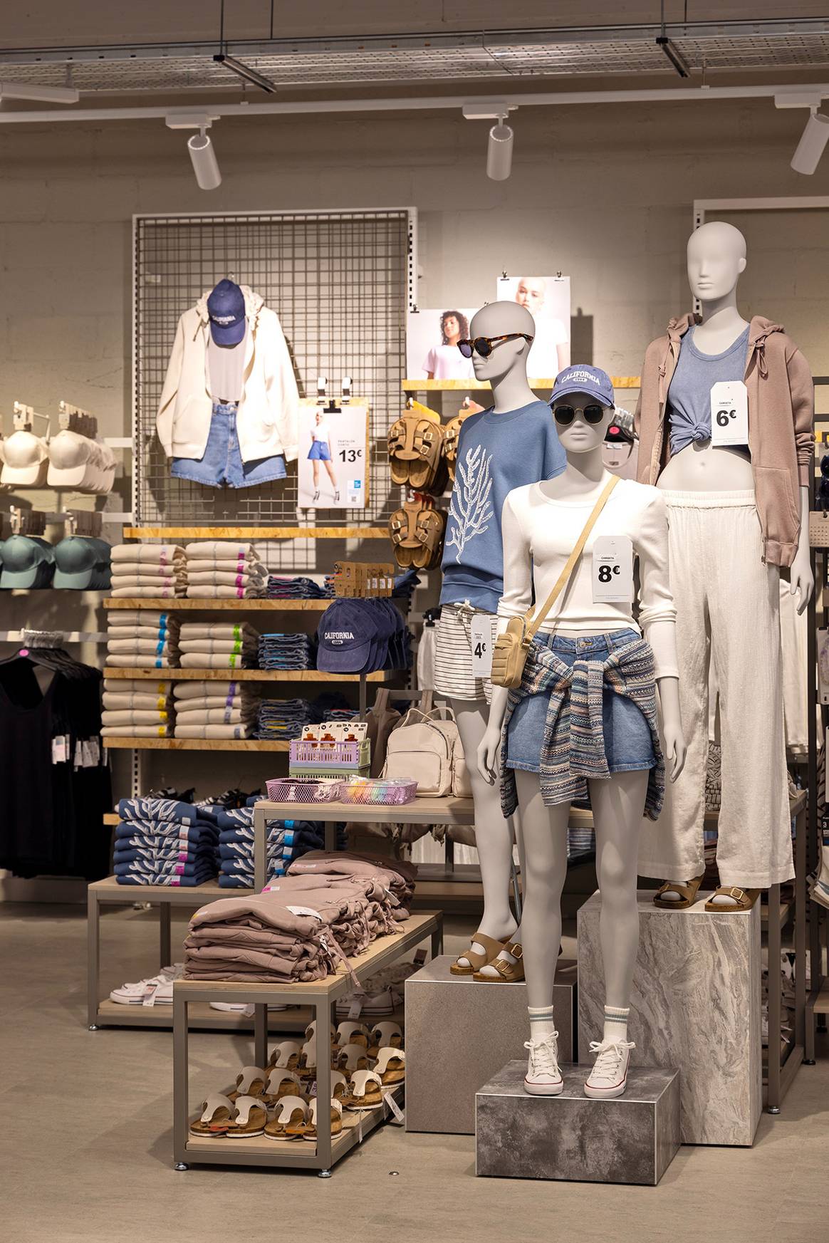 Interior de la tienda de Primark en el centro comercial La Vaguada de Madrid (España).