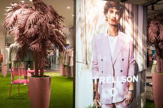 Sommer, Sonne, rosa Palmen: Strellson stellt Schaufenster um