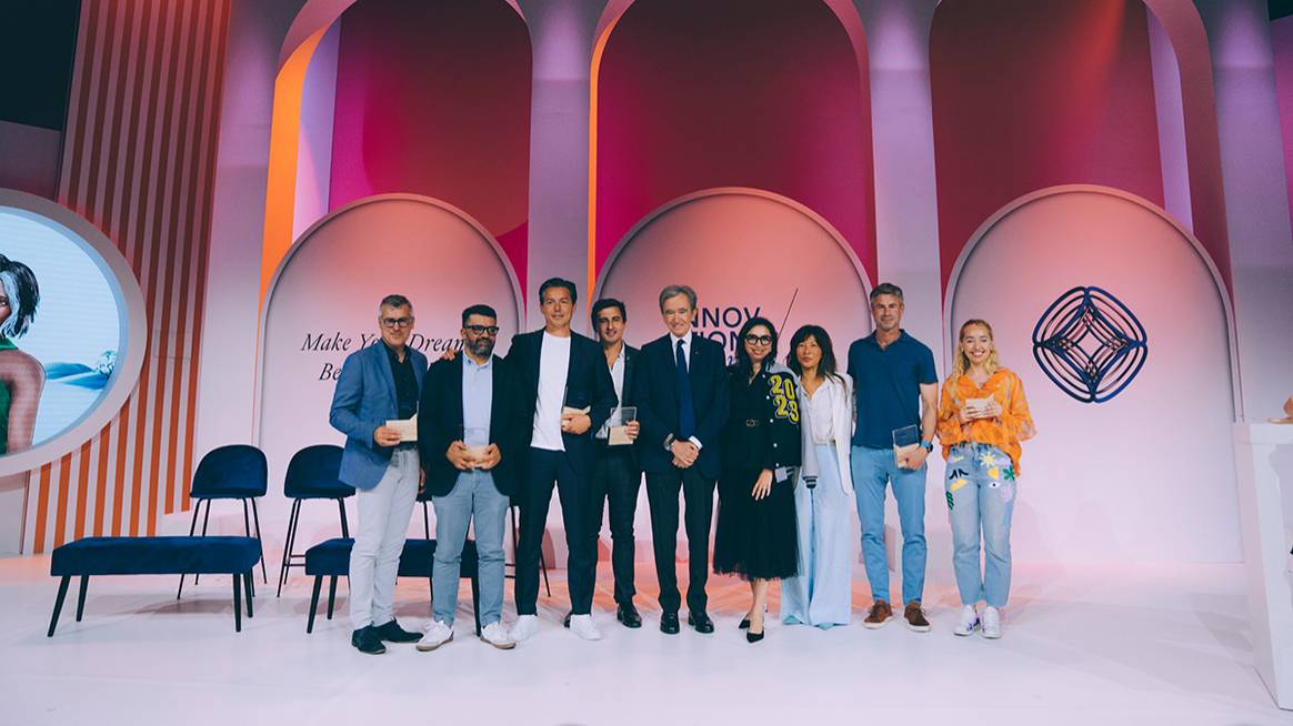 Créditos: Photo Credits: Foto de familia con las startups ganadoras de los LVMH Innovation Award de 2023. LVMH, fotografía de cortesía, por Marie Rouge.