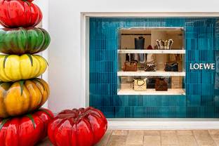 Loewe “hace las maletas” y celebra el verano con una decena de aperturas en el Mediterráneo