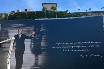 Nel week end 16mila persone hanno salutato Giorgio Armani, oggi i funerali a Rivalta