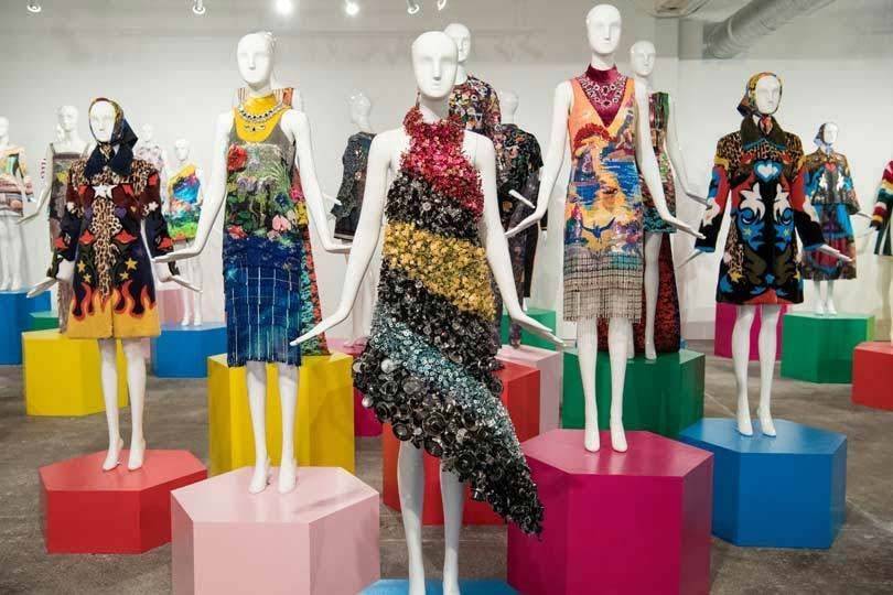 Kijken: Eerste solotentoonstelling Mary Katrantzou