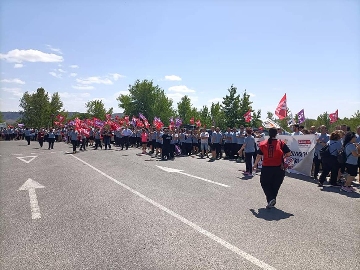 Photo Credits: Trabajadores de Plataforma Logística Meco, filial de Inditex, durante las concentraciones convocadas el 18 de mayo de 2023 frente a las instalaciones del centro logístico. CCOO, SLTM y UGT Inditex Meco.