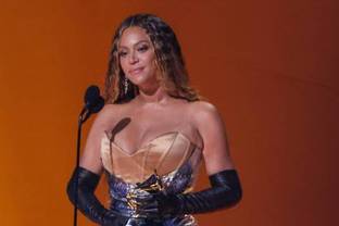 Colores atrevidos y el básico negro dominaron la alfombra roja de los Grammy